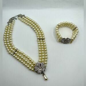 NWT- stunning faux pearl and rhinestone necklace and bracelet set!